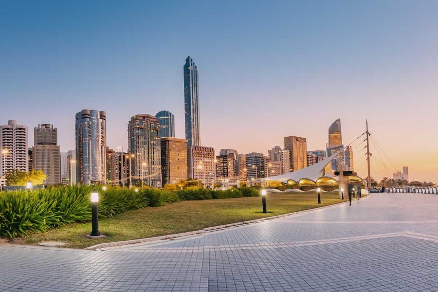 صورة جوية لأبوظبي تُظهر جزيرة الجبيل والحُضيريّة والمناطق الثقافية.